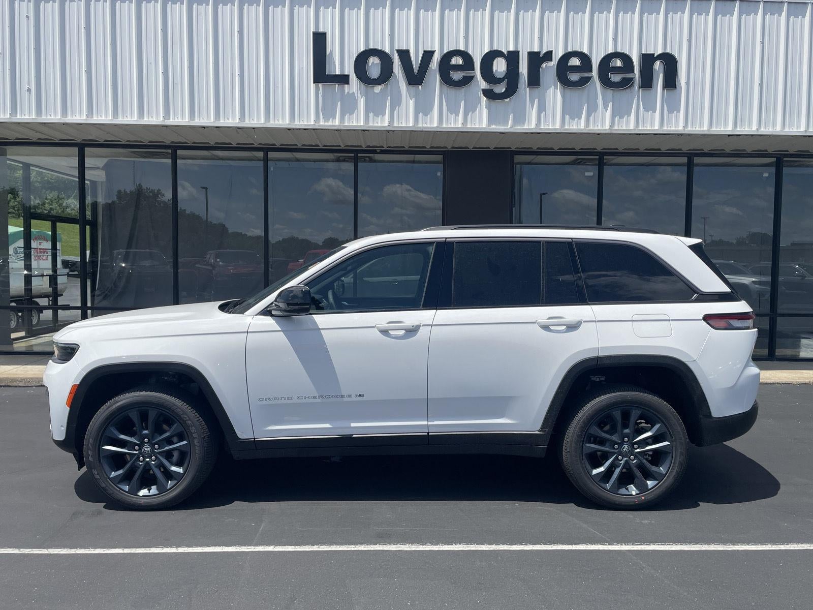 2026 Jeep Grand Cherokee GRAND CHEROKEE 85TH ANNIVERSARY EDITION 4X4 in Bright White Clear-Coat Exterior Paint — front three-quarter view
